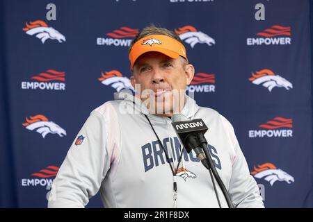 Englewood, Colorado, Stati Uniti. 13th maggio, 2023. Broncos Head Coach parla con i media dopo il Broncos Rookie Training Camp presso il Denver Broncos Practice Facility sabato pomeriggio. (Credit Image: © Hector Acevedo/ZUMA Press Wire) SOLO PER USO EDITORIALE! Non per USO commerciale! Foto Stock