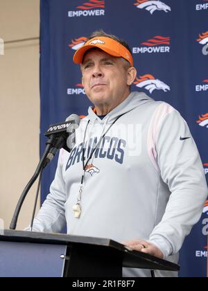 Englewood, Colorado, Stati Uniti. 13th maggio, 2023. Broncos Head Coach parla con i media dopo il Broncos Rookie Training Camp presso il Denver Broncos Practice Facility sabato pomeriggio. (Credit Image: © Hector Acevedo/ZUMA Press Wire) SOLO PER USO EDITORIALE! Non per USO commerciale! Foto Stock