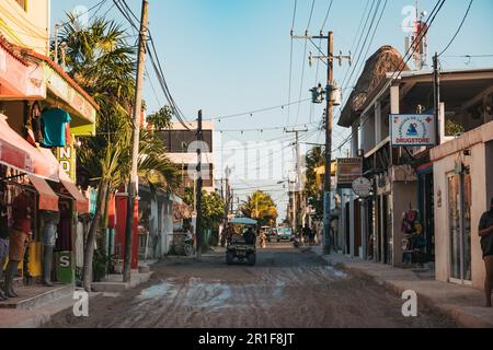 Strade umide e fangose di Holbox, Messico, dopo forti piogge Foto Stock