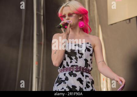 Madrid, Spagna. 13th maggio, 2023. Spettacolo del cantante e rapper britannico ¨Girli¨ alla festa di San Isidro al macello di Madrid, Spagna. MAD fresco 2023 fase festival. Milly Toomey, noto come ¨Girli¨, è un cantante e rapper britannico, che ha iniziato a cantare nei club prima di raccogliere l'attenzione della radio BBC. La loro musica è un mix tra pop bubblegum, punk e rap con testi che coprono argomenti come la cultura della coda e la salute mentale. Credit: Alberto Sibaja Ramírez/Alamy Live News Foto Stock