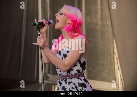 Madrid, Spagna. 13th maggio, 2023. Spettacolo del cantante e rapper britannico ¨Girli¨ alla festa di San Isidro al macello di Madrid, Spagna. MAD fresco 2023 fase festival. Milly Toomey, noto come ¨Girli¨, è un cantante e rapper britannico, che ha iniziato a cantare nei club prima di raccogliere l'attenzione della radio BBC. La loro musica è un mix tra pop bubblegum, punk e rap con testi che coprono argomenti come la cultura della coda e la salute mentale. Credit: Alberto Sibaja Ramírez/Alamy Live News Foto Stock