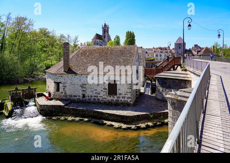 Mulino ad acqua costruito su una diga sul fiume Loing nella città medievale di Moret-sur-Loing nella Senna e Marna, Francia Foto Stock