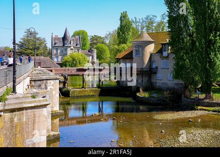 'Moulin à Tan' ('mulino ad acqua Tan') costruito su una diga sul fiume Loing nella città medievale di Moret-sur-Loing nella Senna e Marna, Francia Foto Stock