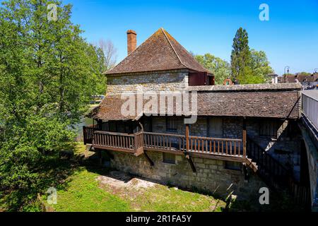 'Moulin à Tan' ('mulino ad acqua Tan') costruito su una diga sul fiume Loing nella città medievale di Moret-sur-Loing nella Senna e Marna, Francia Foto Stock