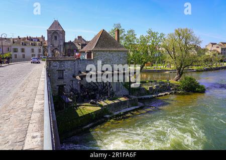 'Moulin à Tan' ('mulino ad acqua Tan') costruito su una diga sul fiume Loing nella città medievale di Moret-sur-Loing nella Senna e Marna, Francia Foto Stock