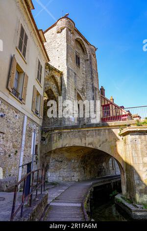 Vista della torre Porte de Bourgogne (porta di Borgogna) dal lungofiume della città medievale di Moret-sur-Loing, nella Senna e Marna, Francia Foto Stock