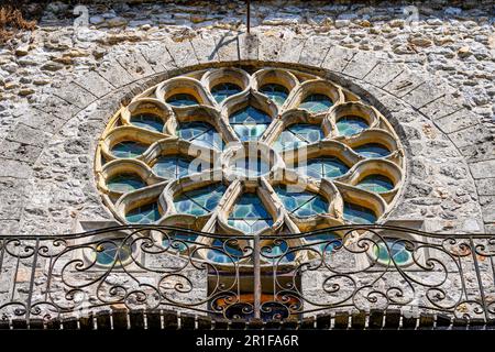 Rode window dell'antica prigione della città fortificata medievale fortificata murata di Moret-sur-Loing in Seine et Marne, Francia Foto Stock