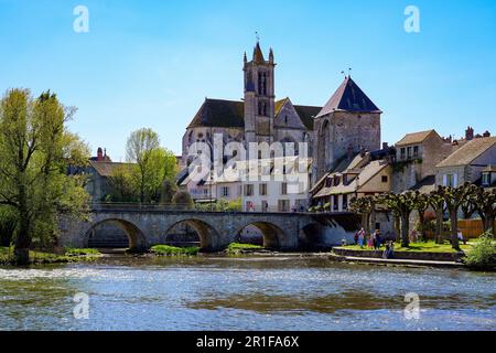 Ponte di pietra che attraversa il fiume Loing verso la torre Borgogna porta accanto alla Madonna della Natività Chiesa nella città medievale di Moret-sur-Loing Foto Stock