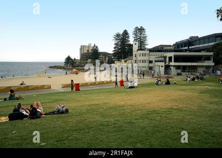 Sydney, NSW, Australia - 12-15-2019: Persone che si rilassano nel parco sud di Cronulla. Foto Stock