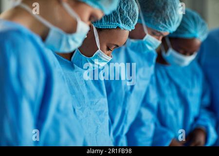 Assistenza sanitaria, gruppo di chirurghi che lavorano un intervento medico e in un edificio ospedaliero. Lavoro di squadra o collaborazione, ambulatorio e medico squadra o medici Foto Stock