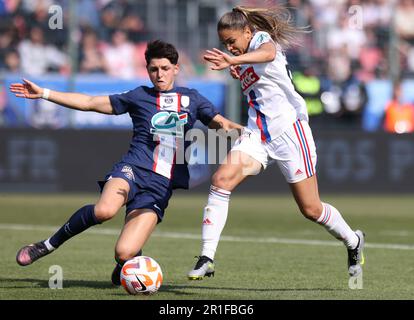 Orleans, Francia. 13th maggio, 2023. Elisa De Almeida (L) di Parigi Saint-Germain compete durante la finale della Coppa Francese delle Donne del 2022-2023 tra Paris Saint-Germain e Olympique Lyonnais (OL) a Orleans, in Francia, il 13 maggio 2023. Credit: Gao Jing/Xinhua/Alamy Live News Foto Stock