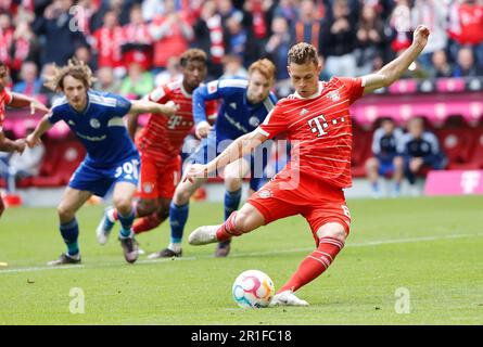 Monaco, Germania. 13th maggio, 2023. Joshua Kimmich (1st R) del Bayern Munich segna la penalità durante la partita di calcio tedesca della prima divisione Bundesliga tra il Bayern Munich e il FC Schalke 04 a Monaco di Baviera (Germania), 13 maggio 2023. Credit: Philippe Ruiz/Xinhua/Alamy Live News Foto Stock