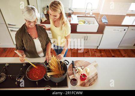 Insegnare, donna o madre cucinare cibo per una sana dieta vegana insieme con l'amore in casa di famiglia. Ragazza, sopra o bambino adulto che impara o che aiuta Foto Stock