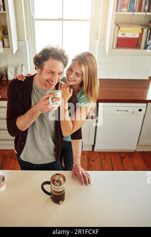Abbracciando, caffè o coppia felice ridendo in cucina a casa legame o godendo di tempo di qualità insieme. Abbracci, affetto o sopra di uomo maturo divertente Foto Stock