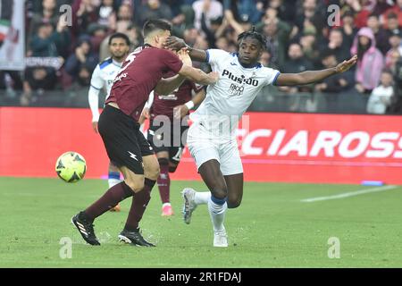 Salerno, Italia. 13th maggio, 2023. Flavius Daniliuc di US Salernitana compete per la palla con Duvan Zapata di Atalanta Calcio durante la Serie Una partita tra US Salernitana 1919 vs Atalanta BC allo Stadio Arechi il 13 maggio 2023 a Salerno (Foto di Agostino Gemito/Pacific Press) Credit: Pacific Press Media Production Corp./Alamy Live News Foto Stock