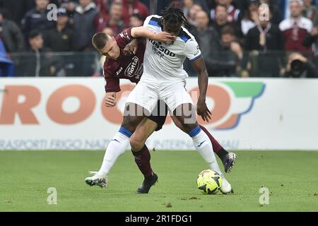 Salerno, Italia. 13th maggio, 2023. Lorenzo Pirola di US Salernitana compete per la palla con Duvan Zapata di Atalanta Calcio durante la Serie Una partita tra US Salernitana 1919 vs Atalanta BC allo Stadio Arechi il 13 maggio 2023 a Salerno (Credit Image: © Agostino Gemito/Pacific Press via ZUMA Press Wire) SOLO PER USO EDITORIALE! Non per USO commerciale! Foto Stock