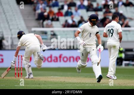 Melbourne, Australia, 26 dicembre 2021. MELBOURNE, AUSTRALIA - 26 DICEMBRE: L'Inghilterra si fa correre durante il Boxing Day Test Match nella serie Ashes tra Australia e Inghilterra al Melbourne Cricket Ground il 26 dicembre 2021 a Melbourne, Australia. (Foto di Dave Hewison/Speed Media) Credit: Dave Hewison/Speed Media/Alamy Live News/Alamy Live News Foto Stock