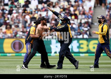 Melbourne, Australia, 26 dicembre 2021. MELBOURNE, AUSTRALIA - 26 DICEMBRE: Il protester anti Government corre sul campo durante il Boxing Day Test Match nella serie Ashes tra Australia e Inghilterra al Melbourne Cricket Ground il 26 dicembre 2021 a Melbourne, Australia. (Foto di Dave Hewison/Speed Media) Credit: Dave Hewison/Speed Media/Alamy Live News/Alamy Live News Foto Stock