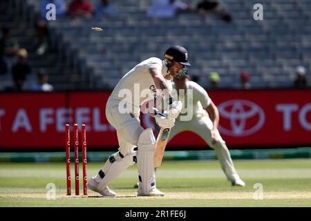 Melbourne, Australia, 28 dicembre 2021. MELBOURNE, AUSTRALIA - 28 DICEMBRE: Ben Stokes d'Inghilterra è stato inarcito da Mitchell Starc d'Australia durante il Boxing Day Test Match nella serie Ashes tra Australia e Inghilterra al Melbourne Cricket Ground il 28 dicembre 2021 a Melbourne, Australia. (Foto di Dave Hewison/Speed Media) Credit: Dave Hewison/Speed Media/Alamy Live News/Alamy Live News Foto Stock