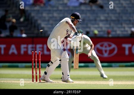 Melbourne, Australia, 28 dicembre 2021. MELBOURNE, AUSTRALIA - 28 DICEMBRE: Ben Stokes d'Inghilterra è stato inarcito da Mitchell Starc d'Australia durante il Boxing Day Test Match nella serie Ashes tra Australia e Inghilterra al Melbourne Cricket Ground il 28 dicembre 2021 a Melbourne, Australia. (Foto di Dave Hewison/Speed Media) Credit: Dave Hewison/Speed Media/Alamy Live News/Alamy Live News Foto Stock