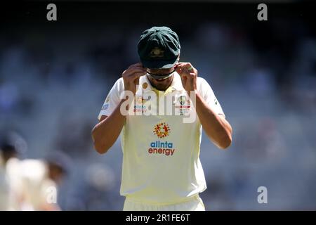 Melbourne, Australia, 28 dicembre 2021. MELBOURNE, AUSTRALIA - Dicembre 28: Mitchell Starc of Australia regola i suoi occhiali da sole durante il Boxing Day Test Match nella serie Ashes tra Australia e Inghilterra al Melbourne Cricket Ground il 28 Dicembre 2021 a Melbourne, Australia. (Foto di Dave Hewison/Speed Media) Credit: Dave Hewison/Speed Media/Alamy Live News/Alamy Live News Foto Stock