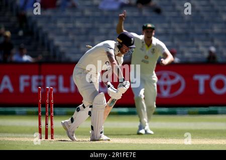 Melbourne, Australia, 28 dicembre 2021. MELBOURNE, AUSTRALIA - 28 DICEMBRE: Ben Stokes d'Inghilterra è stato inarcito da Mitchell Starc d'Australia durante il Boxing Day Test Match nella serie Ashes tra Australia e Inghilterra al Melbourne Cricket Ground il 28 dicembre 2021 a Melbourne, Australia. (Foto di Dave Hewison/Speed Media) Credit: Dave Hewison/Speed Media/Alamy Live News/Alamy Live News Foto Stock