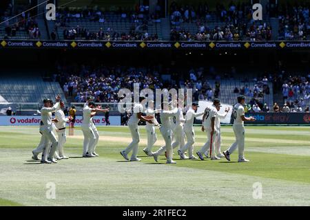 Melbourne, Australia, 28 dicembre 2021. MELBOURNE, AUSTRALIA - 28 DICEMBRE: L'Australia festeggia la vittoria delle Ashes durante il Boxing Day Test Match nella serie Ashes tra Australia e Inghilterra al Melbourne Cricket Ground il 28 dicembre 2021 a Melbourne, Australia. (Foto di Dave Hewison/Speed Media) Credit: Dave Hewison/Speed Media/Alamy Live News/Alamy Live News Foto Stock