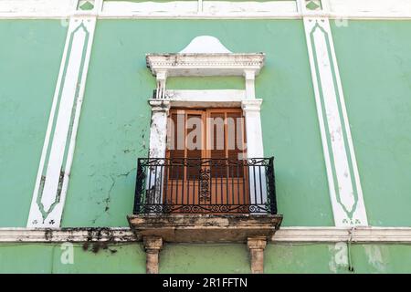 Balcone in stile coloniale, città di Campeche, stato di Campeche, Messico. Foto Stock