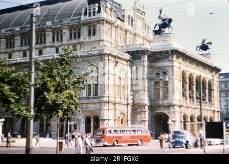 Un autobus e traffico pedonale di fronte al Teatro dell'Opera di Vienna in Vienna Austira ca. 1960 Foto Stock