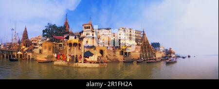Panorama di Manikarnika Ghat, Varanasi, Utttar Pradesh, India, dal fiume Ganges Foto Stock