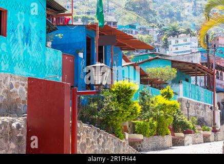 Strada di colorfully case dipinte in Guatemala, America Centrale Foto Stock