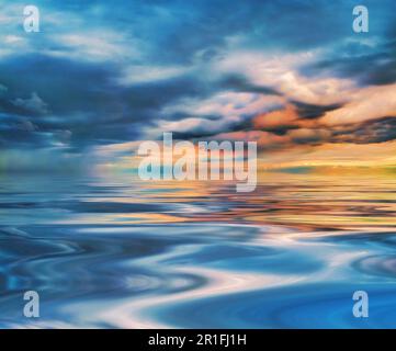 Calma prima della tempesta riflessa su acqua liscia e tranquilla Foto Stock