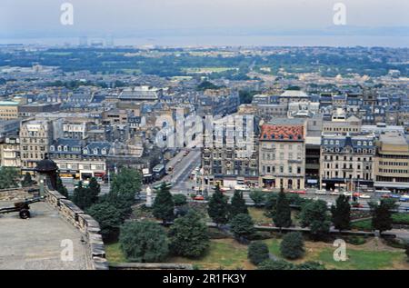 Fotografia scattata dal Castello di Edimburgo che si affaccia su Princes St. E il Firth of Forth ca. 1982 Foto Stock