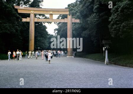 I turisti che visitano il Santuario Meiji di Tokyo ca. 1976 Foto Stock