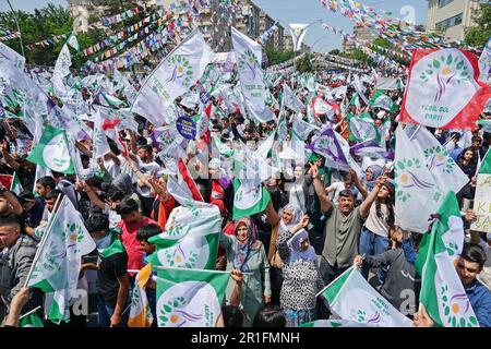 Diyarbakir, Turchia. 13th maggio, 2023. I sostenitori sventolano bandiere durante il raduno del Partito della sinistra verde (YSP). Il Partito della sinistra verde (YPS), sostenuto da gran parte dell'opposizione curda nelle elezioni in Turchia, ha tenuto il suo ultimo rally a Diyarbakir, in piazza Station, con la partecipazione di migliaia di persone. (Foto di Mehmet Masum Suer/SOPA Images/Sipa USA) Credit: Sipa USA/Alamy Live News Foto Stock