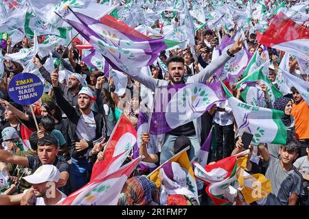 Diyarbakir, Turchia. 13th maggio, 2023. I sostenitori sventolano bandiere durante il raduno del Partito della sinistra verde (YSP). Il Partito della sinistra verde (YPS), sostenuto da gran parte dell'opposizione curda nelle elezioni in Turchia, ha tenuto il suo ultimo rally a Diyarbakir, in piazza Station, con la partecipazione di migliaia di persone. (Foto di Mehmet Masum Suer/SOPA Images/Sipa USA) Credit: Sipa USA/Alamy Live News Foto Stock