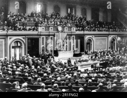 Foto archivistica: Il Presidente Woodrow Wilson si rivolge alla sessione congiunta del Congresso ca. 1916 Foto Stock