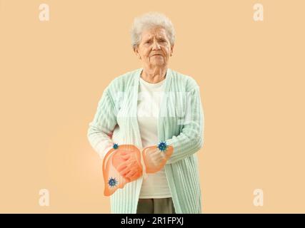 Donna anziana che soffre di dolore al fegato su sfondo beige. Problema di epatite Foto Stock