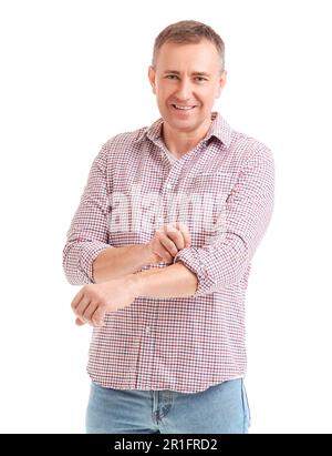 L'uomo maturo che rotola sulla sua manica su sfondo bianco Foto Stock