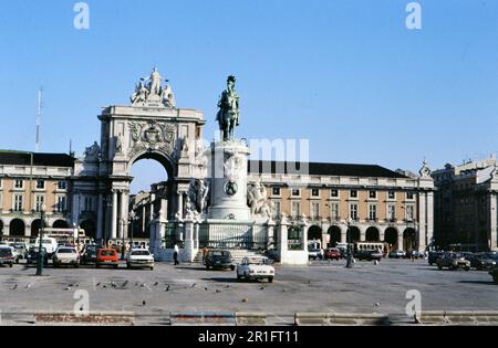 Statua di Re José i, di Machado de Castro (1775) nella Praca do Comércio o Terreiro do Paco a Lisbona, Portogallo. ca. 1984 Foto Stock