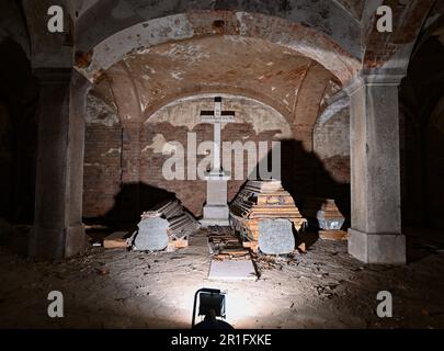 Boitzenburg, Germania. 22nd Apr, 2023. Una croce si trova accanto alle bare in una cripta della nobile famiglia di von Arnim nella chiesa parrocchiale di S. Maria in montagna'. (A dpa-KORR Rescue per la cripta della chiesa di Boitzenburg immersa nella storia) Credit: Patrick Pleul/dpa/Alamy Live News Foto Stock