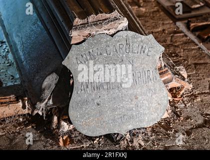 Boitzenburg, Germania. 22nd Apr, 2023. Il nome 'Anna Caroline Contessa von Arnim-Boitzenburg' è scritto su una targa di zinco su una bara collassata in una cripta della nobile famiglia di von Arnim nella chiesa parrocchiale di St Maria in montagna'. (A dpa-KORR Rescue per la cripta della chiesa di Boitzenburg immersa nella storia) Credit: Patrick Pleul/dpa/Alamy Live News Foto Stock