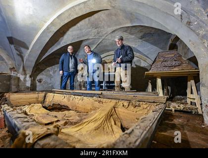 Boitzenburg, Germania. 22nd Apr, 2023. In una cripta della nobile famiglia di von Arnim nella chiesa parrocchiale di S. Martin Zobel (l-r), archeologo e storico dell'arte Andreas Ströbl e restauratore Eberhard Roller. (A dpa-KORR Rescue per la cripta della chiesa di Boitzenburg immersa nella storia) Credit: Patrick Pleul/dpa/Alamy Live News Foto Stock