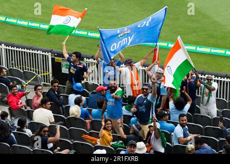 Melbourne, Australia, 27 dicembre 2020. I fan indiani possono essere visti sventolare bandiere e allietare durante il secondo giorno della seconda partita di cricket Vodafone Test tra Australia e India al Melbourne Cricket Ground il 27 dicembre 2020 a Melbourne, Australia. Credito: Dave Hewison/Dave Hewison Foto Stock