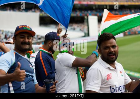 Melbourne, Australia, 27 dicembre 2020. I fan indiani con la pittura facciale possono essere visti allietare e sventolare le bandiere durante il secondo giorno della seconda partita di cricket Vodafone Test tra Australia e India al Melbourne Cricket Ground il 27 dicembre 2020 a Melbourne, Australia. Credito: Dave Hewison/Dave Hewison Foto Stock