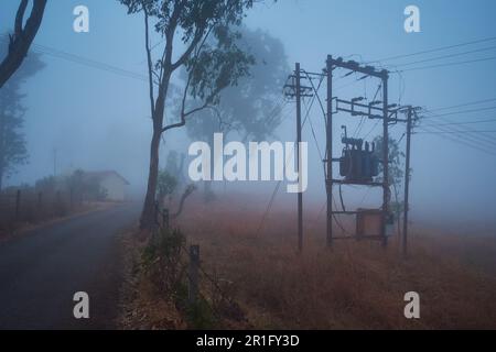 Nebbia mattutina a Mahabaleshwar, Maharashtra. Ad un'altitudine di 1000 metri sul livello del mare, Mahabaleshwar si foggia negli inverni molto facilmente. Foto Stock