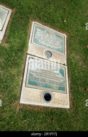 Los Angeles, California, USA 12th maggio 2023 attore Lorne Greene e moglie attrice Nancy Deale Greene Graves in Courts of the Book at Hillside Memorial Park il 12 maggio 2023 a Culver City, Los Angeles, California, USA. Foto di Barry King/Alamy Stock Photo Foto Stock