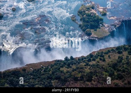 Teleobiettivo delle immense cascate Vittoria, viste dall'aria. Foto Stock