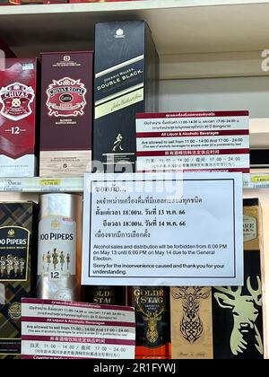 Bangkok, Thailandia. 14th maggio, 2023. Un cartello di divieto in un negozio nel quartiere Silom di Bangkok informa i clienti del divieto di alcol. Tradizionalmente, l'alcol non può essere venduto per 24 ore durante le elezioni in Thailandia. In Thailandia, le elezioni parlamentari sono iniziate domenica mattina (ora locale). Credit: Carola Frentzen/dpa/Alamy Live News Foto Stock