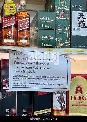 Bangkok, Thailandia. 14th maggio, 2023. Un cartello di divieto in un negozio nel quartiere Silom di Bangkok informa i clienti del divieto di alcol. Tradizionalmente, l'alcol non può essere venduto per 24 ore durante le elezioni in Thailandia. In Thailandia, le elezioni parlamentari sono iniziate domenica mattina (ora locale). Credit: Carola Frentzen/dpa/Alamy Live News Foto Stock